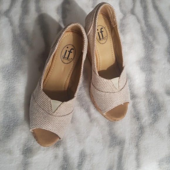 Carrini Shoes - EUC peep toe wedges